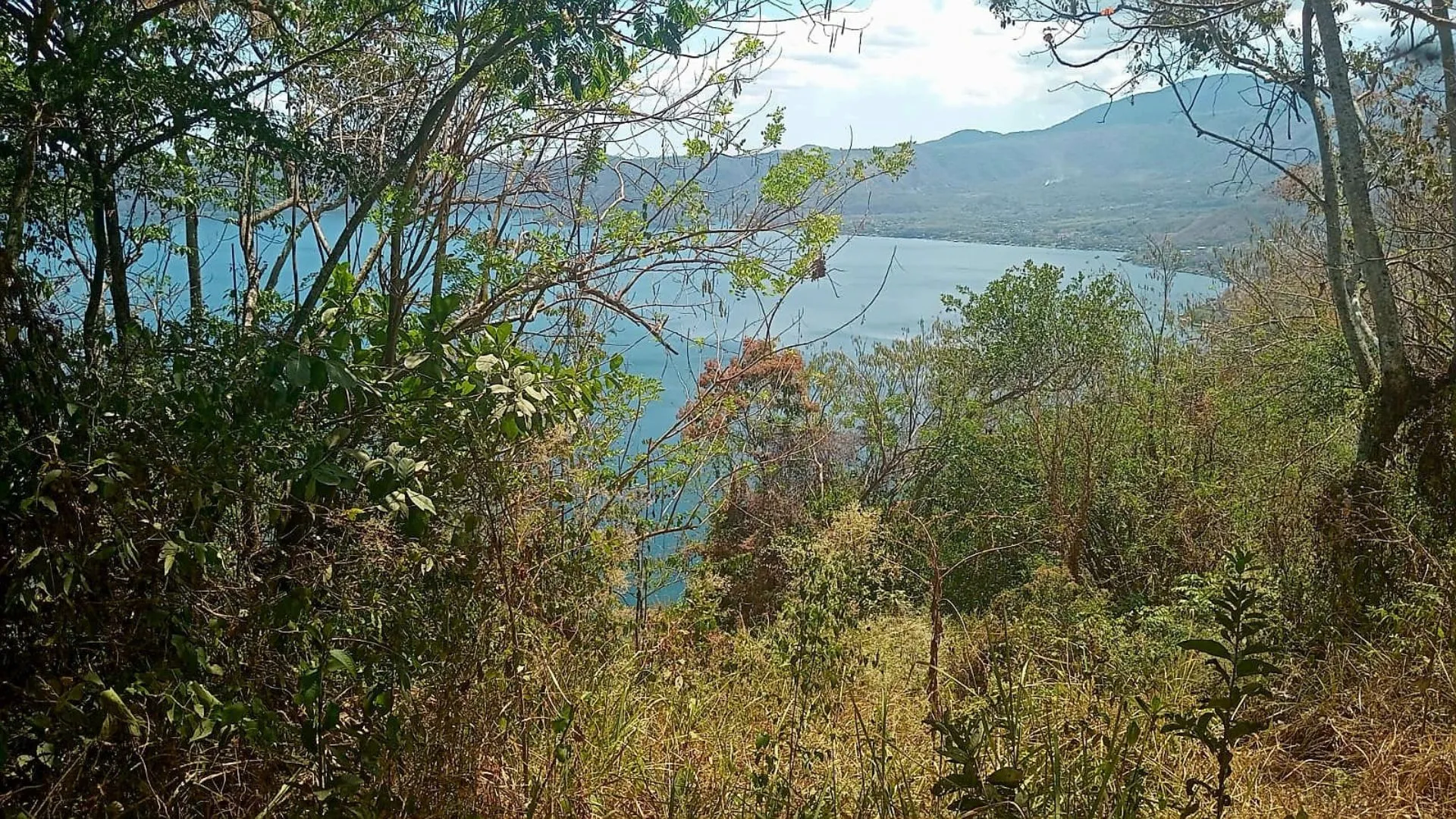 Terreno-con-vista-al-lago-de-coatepeque